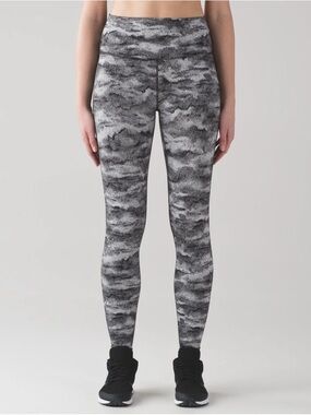 Lululemon Wunder Under Hi-Rise Tight
Luon Hazy Days Black White Size 6